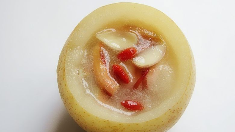自制昙花蒸梨止咳露,再放入枸杞蒸2分钟,关火取出梨盅加入冰糖碎,加过的可不再加