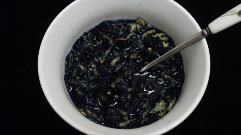 全麦蝶豆花肉松软欧,蝶豆花加开水浸泡20分钟,滤出130克水,冷却待用。
