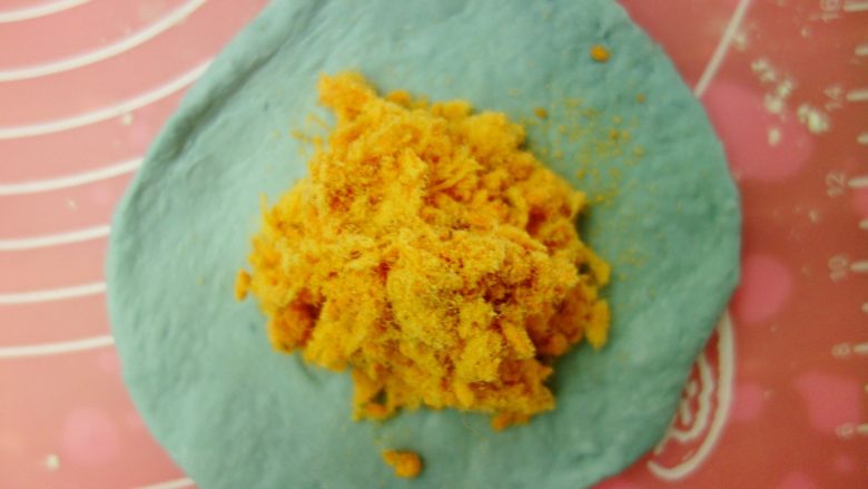 全麦蝶豆花肉松软欧,压扁,加入肉松