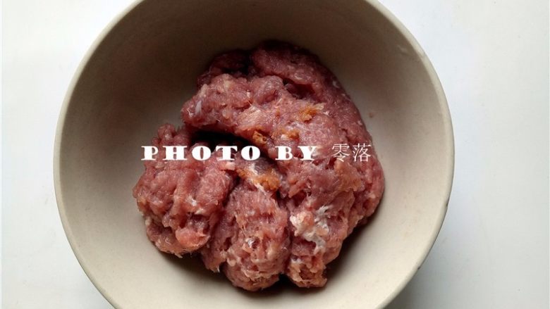 糖醋青椒酿肉,<a style='color:red;display:inline-block;' href='/shicai/ 414'>猪肉</a>洗净,剁成肉馅;