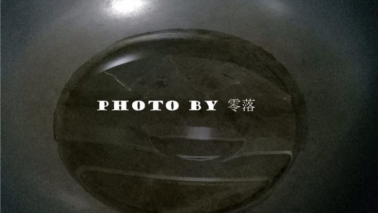 糖醋青椒酿肉,锅里倒入植物油烧热;