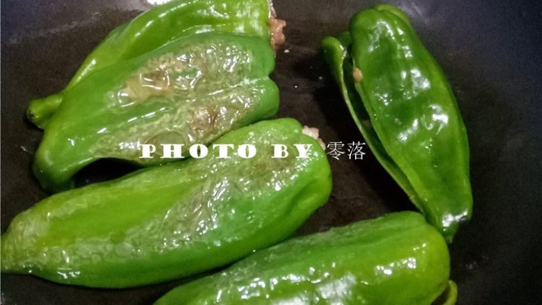 糖醋青椒酿肉,翻面,继续煎青椒的另一面;