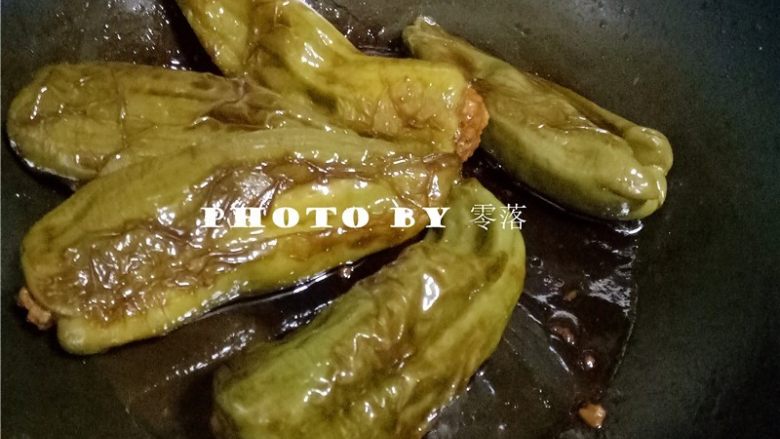 糖醋青椒酿肉,食材熟了之后,大火收汁;
