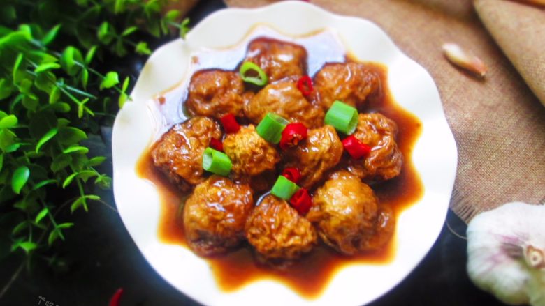 面筋塞肉,这道面筋塞肉算是上海的本帮菜,是道很有年代的菜,曾风靡工厂和学校的大食堂里。味道鲜美,肉汁足,汤汁配饭都是超赞的~