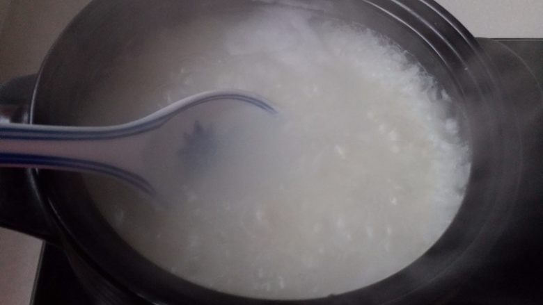 海鲜粥,开始煮粥大火烧开转小火,用勺子勤搅动防止糊底