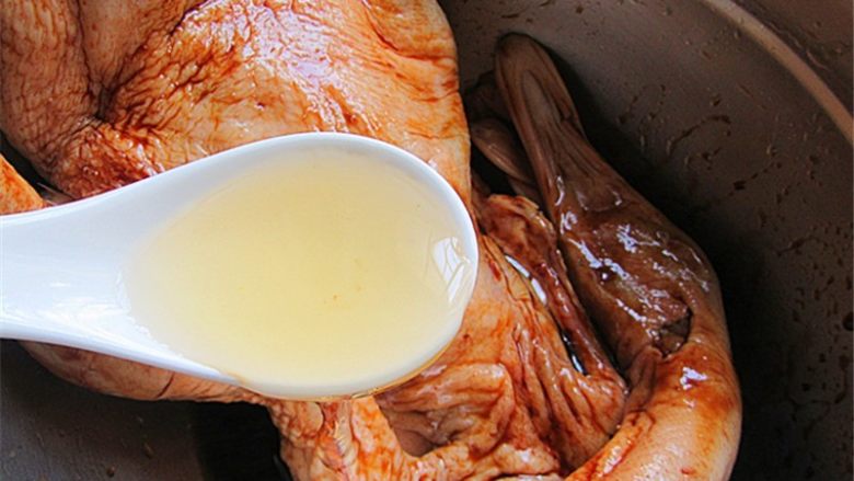 家庭自制脆皮蜜汁烤鸭,<a style='color:red;display:inline-block;' href='/shicai/ 865'>蜂蜜</a>继续里外揉搓