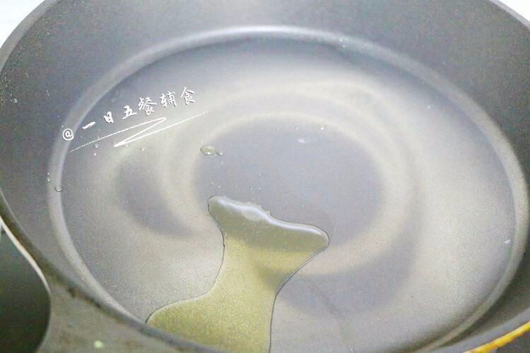 补钙番茄疙瘩面 宝宝辅食,鸡蛋+奶酪,锅热后倒入比炒菜略少的核桃油,加入葱末爆香。