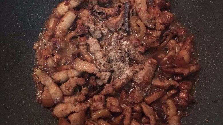 简易香菇油饭,加入酱油和米酒炝炒均匀后,再加入盐、白胡椒粉、五香粉和糖拌炒,接着倒入香菇水煮滚略收汁。