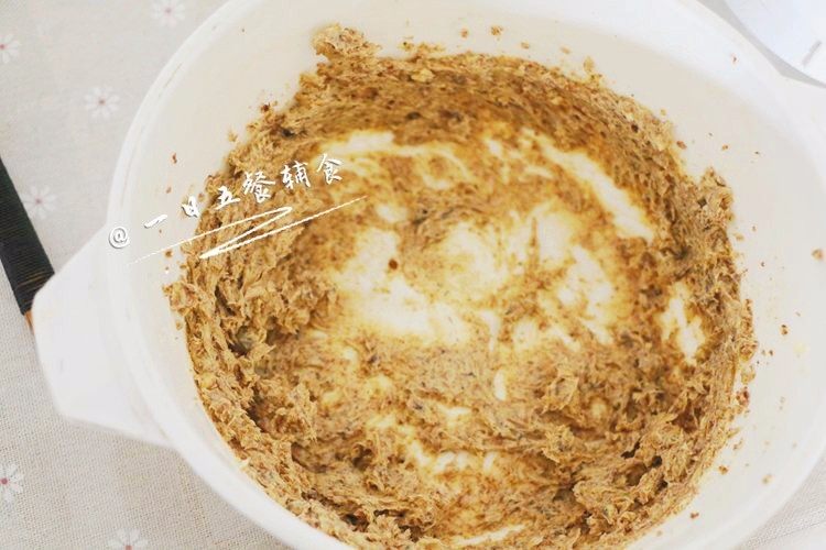 花生酱曲奇 宝宝辅食，红糖+鸡蛋+花生碎,<a style='color:red;display:inline-block;' href='/shicai/ 887'>黄油</a>软化后，加入<a style='color:red;display:inline-block;' href='/shicai/ 882'>红糖</a>，用打蛋器打至蓬松。