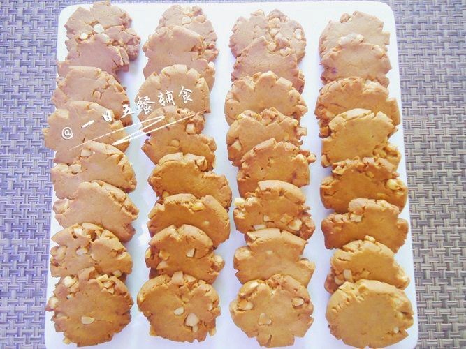 花生酱曲奇 宝宝辅食，红糖+鸡蛋+花生碎,将烤盘放入预热好上下火180℃的烤箱中层，烤18分钟即可出炉。