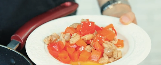 德士鸡腿土豆泥焗饭,放盐后翻炒，然后装盘备用。