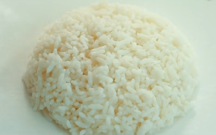 德士鸡腿土豆泥焗饭,盛一碗煮熟的<a style='color:red;display:inline-block;' href='/shicai/ 507'>米饭</a>倒入盘中。