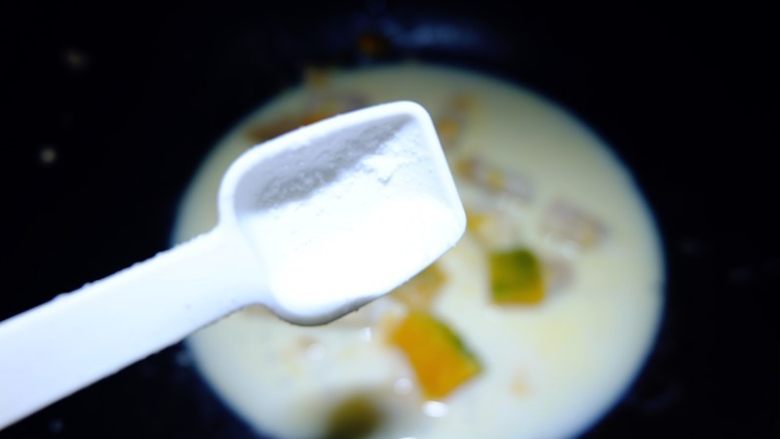 椰奶南瓜香芋煲,加一点点匙勺上沾的盐,只要一点点就可以