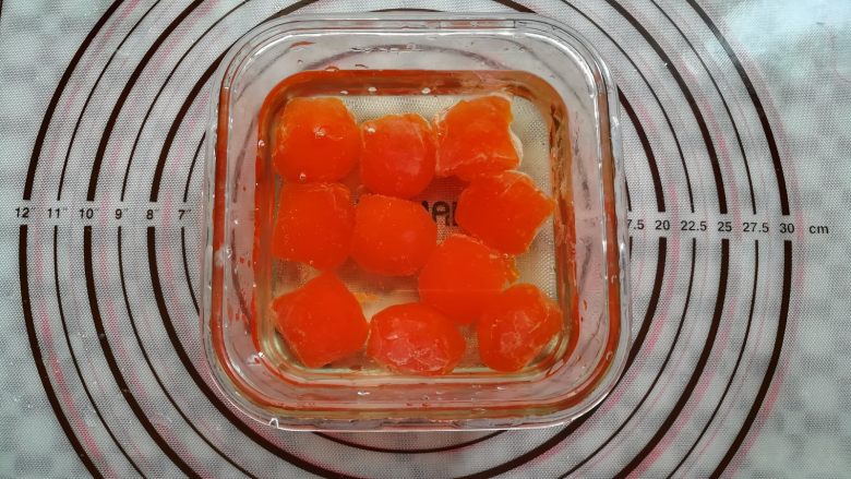 广式红豆沙蛋黄月饼,蛋黄从冰箱里取出彻底解冻,用没过蛋黄的植物油泡2天
