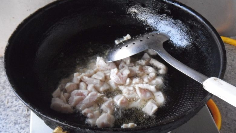 酱炒三丁,小火,放入浆好的鸡肉丁滑熟,盛出备用