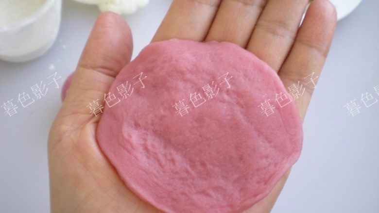 红曲粉冰皮月饼,豆沙23克,冰皮按压好