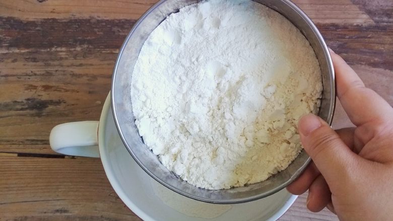 蜂蜜焦糖核桃派,低筋面粉和白砂糖混合均匀过筛,再混合黄油