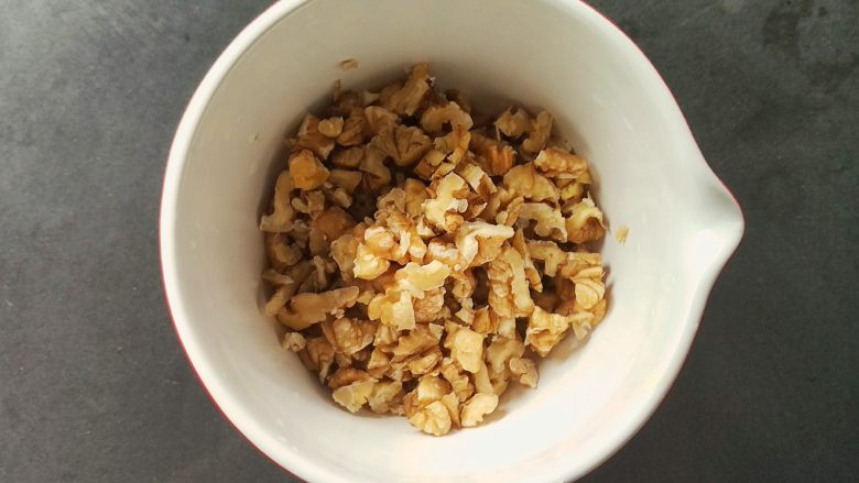 蜂蜜焦糖核桃派,再制作馅料,把核桃仁洗净沥干切碎