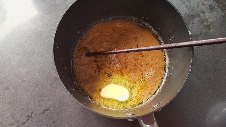 蜂蜜焦糖核桃派,再加入黄油融化,小火继续熬出焦糖