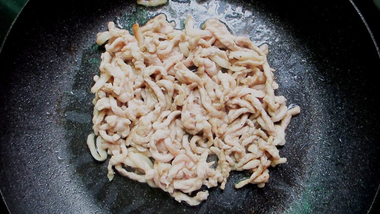 芹菜肉丝炒木耳,锅上火,加油烧热下肉丝煸炒至变色,盛出小碗中
