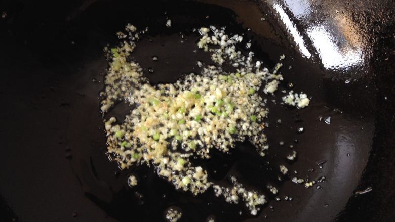 地三鲜,如果没有剩油,再倒入少许油将葱姜蒜末爆香
