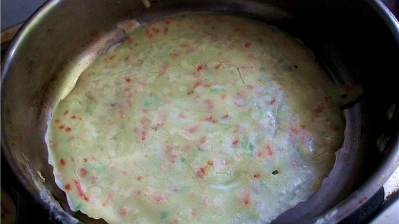 胡萝卜鸡蛋饼,待蛋液完全凝固后翻面,煎制表面出现褐色小点点即可