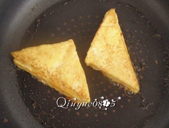 西多士小食,放入沾匀蛋液的组合土司,慢火煎(注意把每个边也煎好)