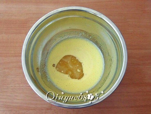 原味戚风蛋糕,加入水、油(可分三次加入油,等前一次搅匀融合后再加下一次)