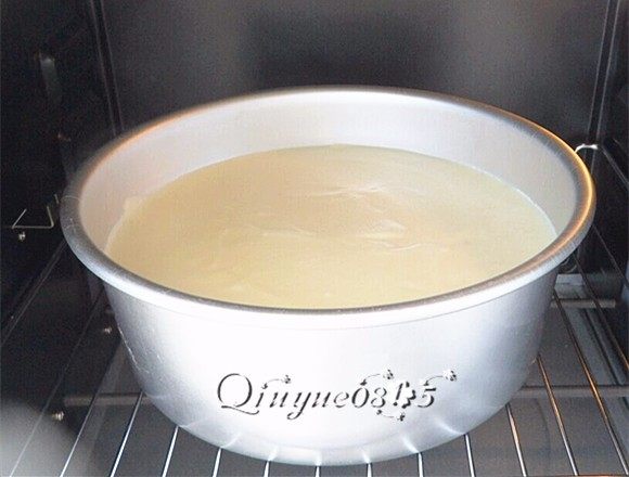 原味戚风蛋糕,烤箱160度预热,下层放蛋糕坯约烤45-50分钟