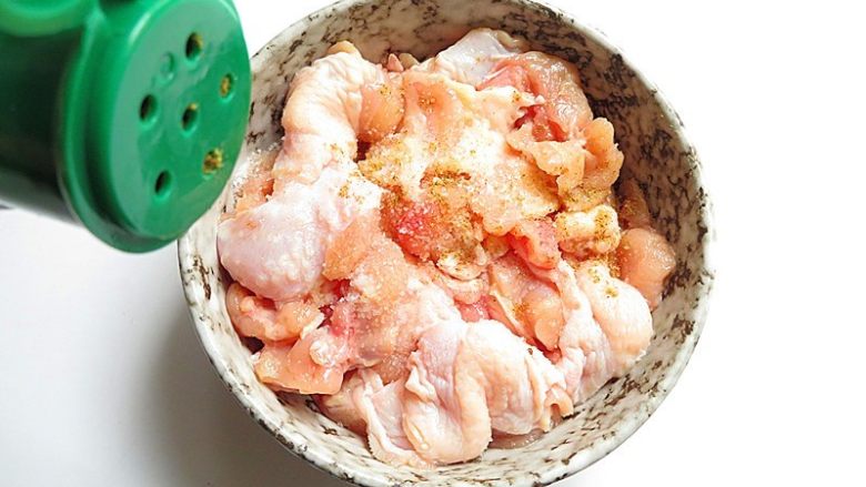 《中餐厅》喊你来吃豆瓣鸡,加入黑椒粉,喜欢吃辣味的可以加点<a style='color:red;display:inline-block;' href='/shicai/ 9613'>辣椒面</a>