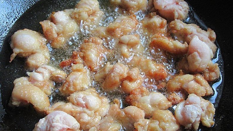 《中餐厅》喊你来吃豆瓣鸡,锅内烧热,注入小半锅食用油,烧至6分热,放入鸡块慢火炸