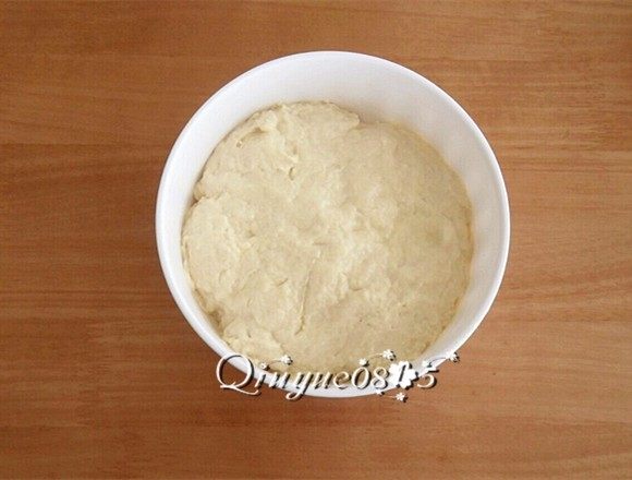 炸油饼 ,和成面团,用手反复按压成光滑面团