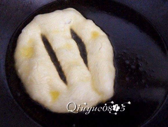 炸油饼 ,油热,放油饼