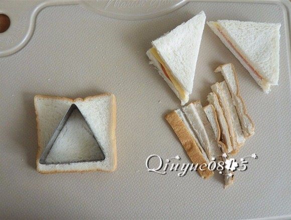 火腿西多士 ,土司去边,切成三角形状(对角线切一刀或用模具切开)