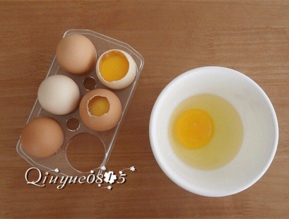 原壳鸡蛋布丁 ,只需用一只鸡蛋液倒入碗中,其他鸡蛋只用其壳(蛋液可做其他食用)蛋壳里外都洗净。