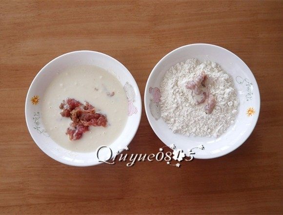 香嫩小酥肉,裹炸粉兑水调成面糊(水面比例为2:1),把肉条均匀的蘸上面糊,然后沾上干裹炸粉
