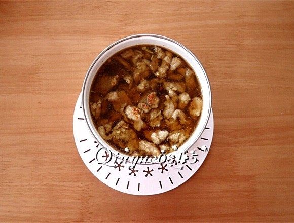 香嫩小酥肉,把肉放入小盆,放入酱油、鲜汤或水、葱、姜粉上笼屉蒸透,约一个多小时。