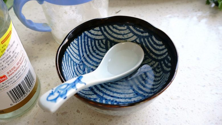 炝炒藕片,干净小碗里倒进3茶匙清水,再倒入<a style='color:red;display:inline-block;' href='/shicai/ 715'>白醋</a>和盐搅匀。