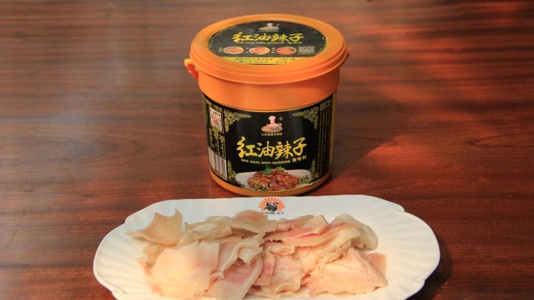 做超美味的红油猪耳,将生猪耳氽水后入锅加葱、姜、<a style='color:red;display:inline-block;' href='/shicai/ 718'>料酒</a>、小火煮30分钟后，切片备用
