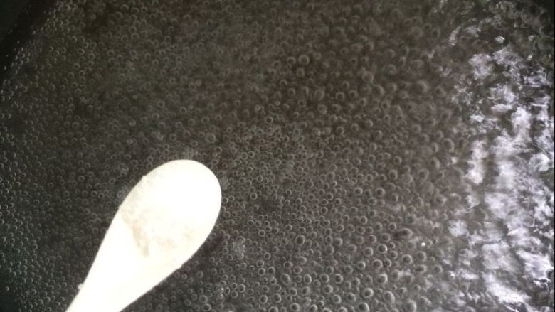 家常凉拌小白菜,锅中放入水,烧开,加入一小勺盐。