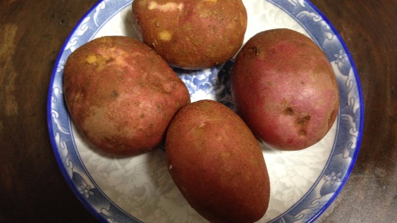 培根风琴烤土豆#辣味#,
红皮土豆洗净泥土(不要去皮呦)