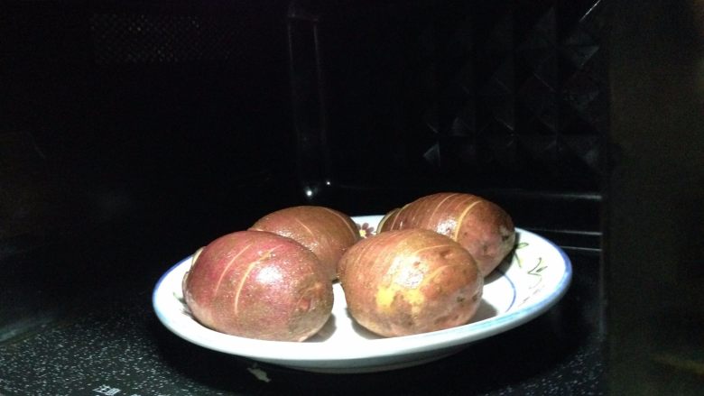 培根风琴烤土豆#辣味#,入微波炉高火约5分钟至熟(中途记得翻2次使土豆受热均匀)