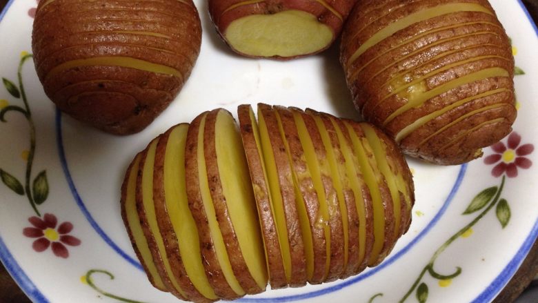 培根风琴烤土豆#辣味#,
土豆取出稍凉一会