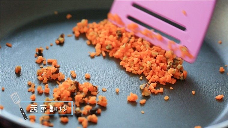 银鱼豆腐羹,放入胡萝卜碎和香菇碎,翻炒片刻 。