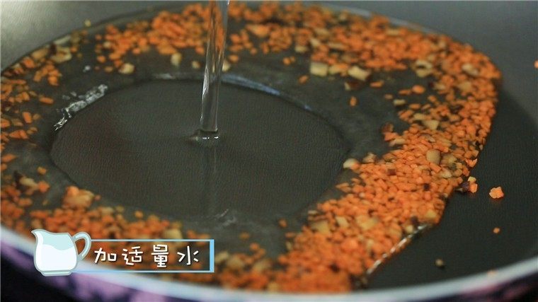 银鱼豆腐羹,加入适量清水，大火煮开后转小火 。