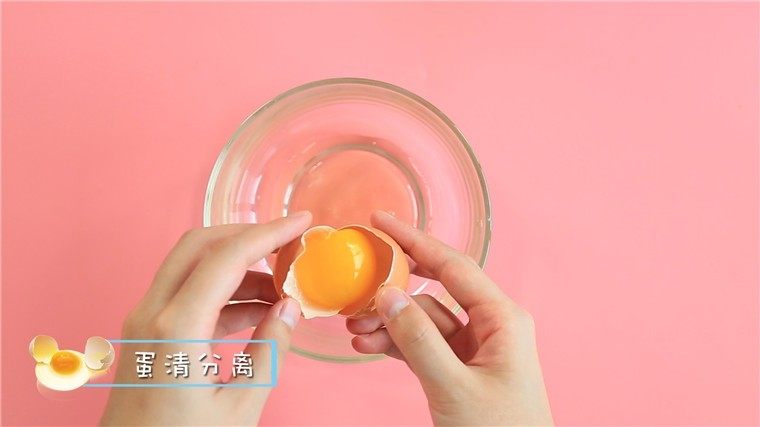 银鱼豆腐羹,在煮的同时,取一个鸡蛋,蛋清和蛋黄分离 。