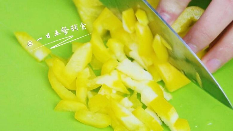 黄椒西兰花鸡肉丸 宝宝辅食,鸡蛋+面粉,黄椒切丁。丁的大小自己定。