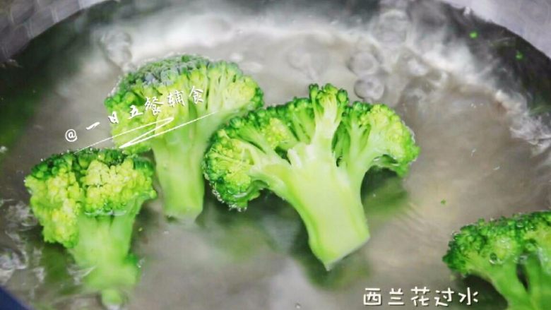 黄椒西兰花鸡肉丸 宝宝辅食,鸡蛋+面粉,黄椒切丁。丁的大小自己定。