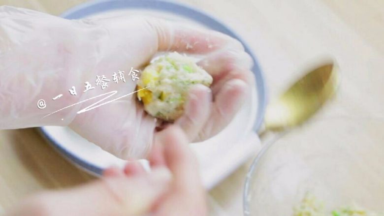 黄椒西兰花鸡肉丸 宝宝辅食,鸡蛋+面粉,把混合的食材捏成团状。