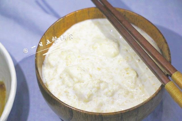 香蕉牛奶燕麦粥 宝宝辅食，即食燕麦,加入<a style='color:red;display:inline-block;' href='/shicai/ 139786'>即食燕麦</a>，小火煮开，让燕麦充分吸收奶香。2分钟就好。
🌻小贴士：<a style='color:red;display:inline-block;' href='/shicai/ 139786'>即食燕麦</a>，买一包放家里，直接可以开水泡着喝，很方便。